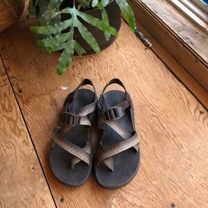 Brown womens chaco sandals Z2
